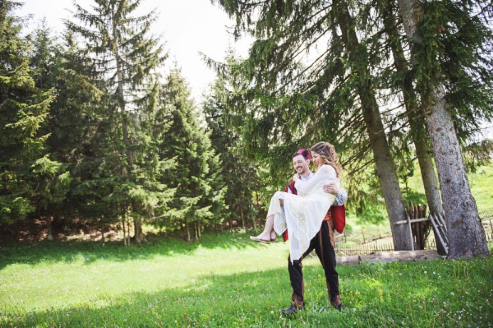Grupna fotografija u nošnjama na planinskoj livadi — svi gosti u šarenim Jalabiya haljinama