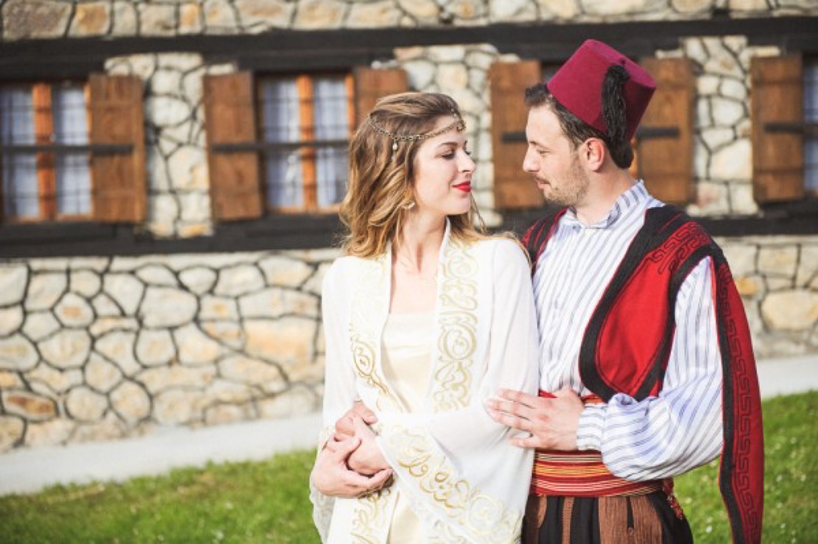 Par zagrljen u tradicionalnim nošnjama — intiman trenutak