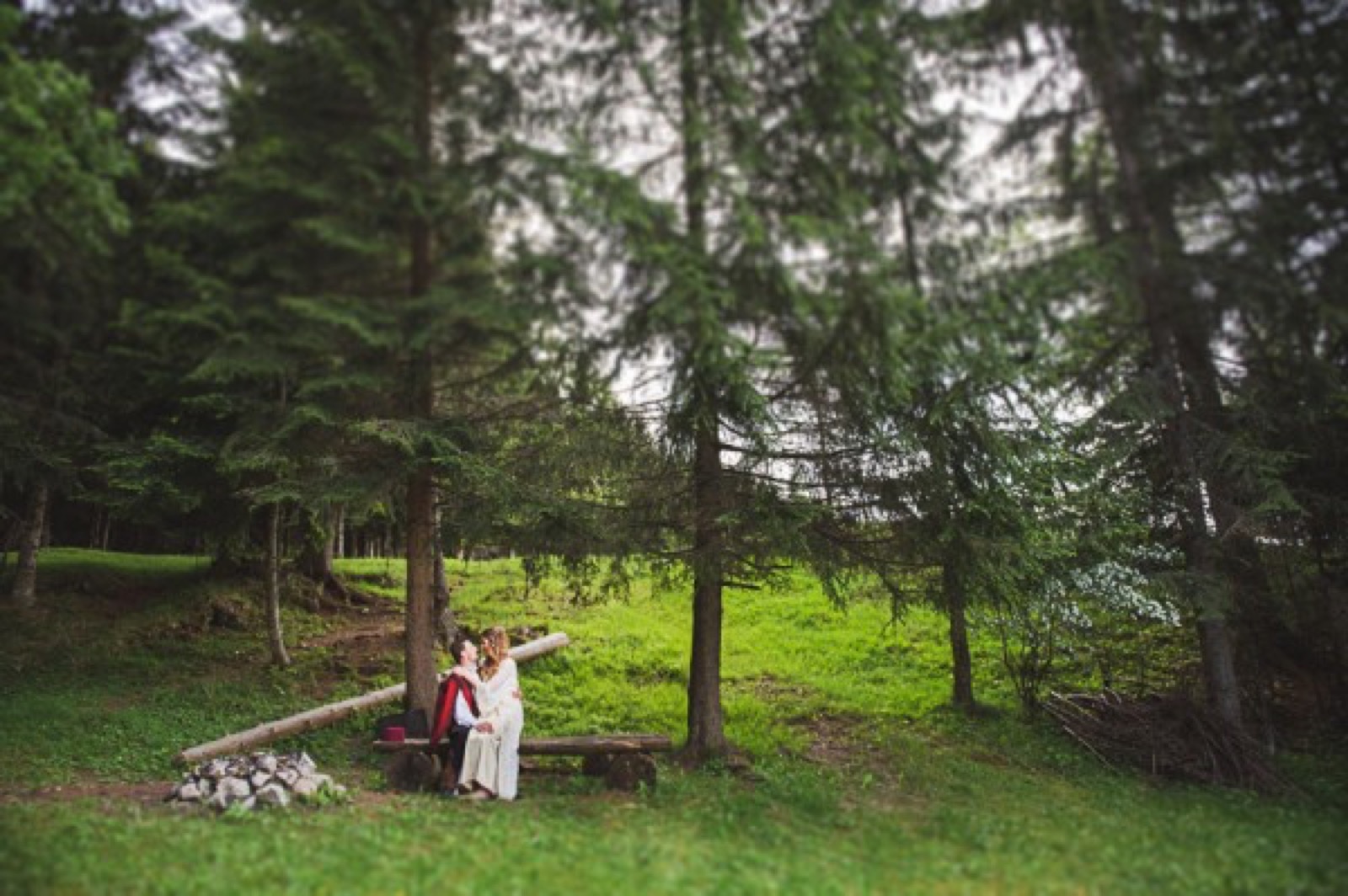 Eli i Semir — poslednji kadar na livadi, sunce zalazi iza planina