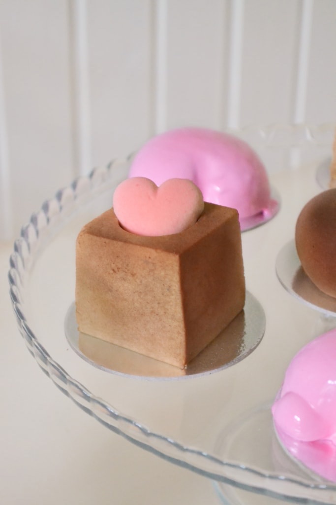 Portret u pastelnoj haljini od čipke — puna figura