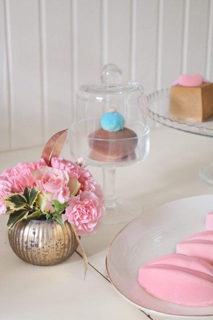 Detalj haljine sa satenskom mašnom i čajnicom