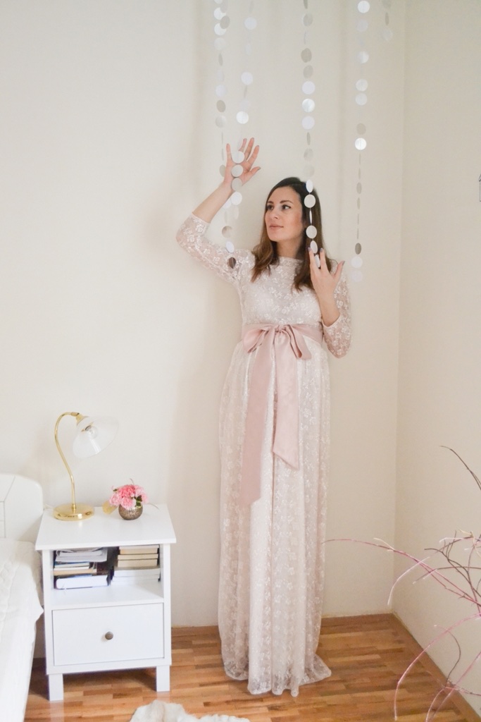 Detalj čipke i satenske mašne na haljini Mirjane Vujčić