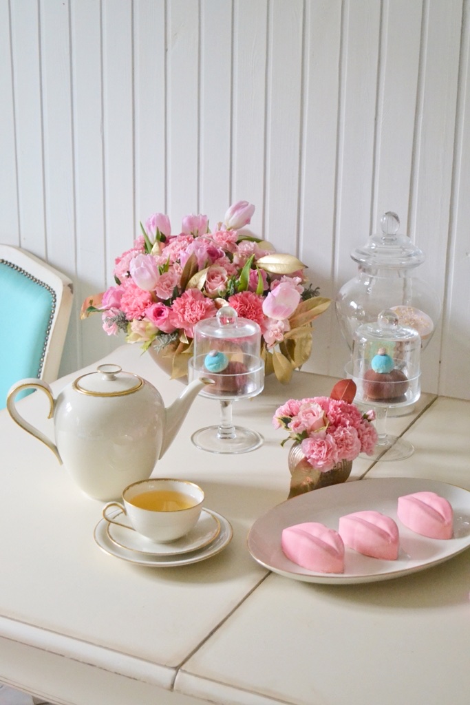 Detalj haljine — bela čipka sa cvetnim motivima