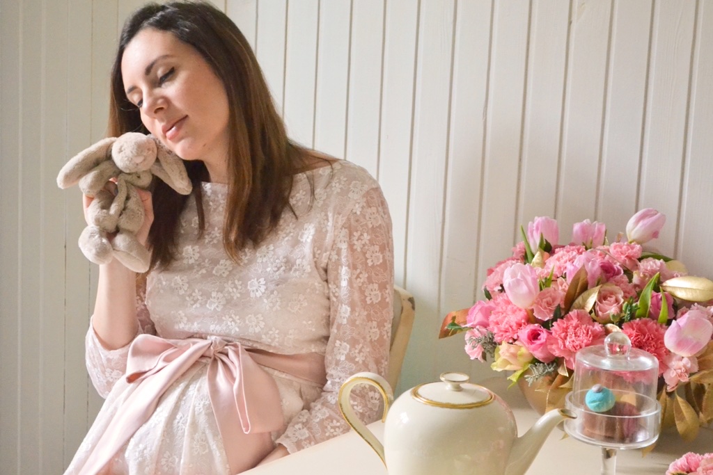 Ivana sa Jellycat zekom i buketom ružičastog cveća