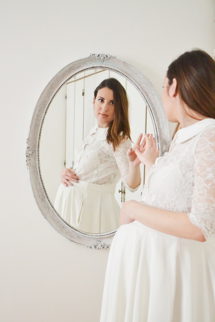 Odraz u ogledalu — Ivana u beloj haljini sa čipkom