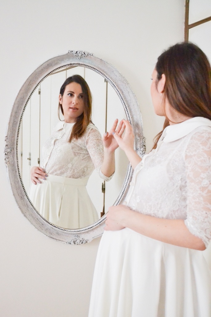 Detalj čipke i satena — krupni plan materijala