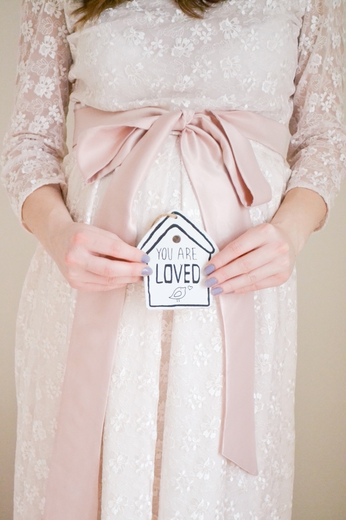 Portret u haljini od čipke — bočni pogled