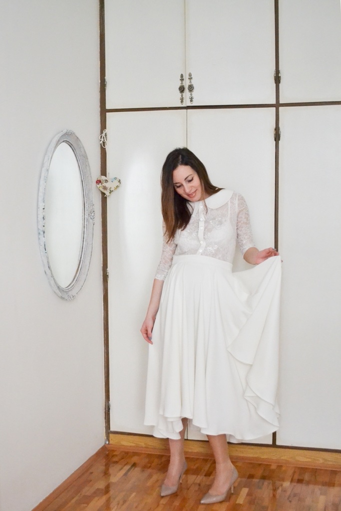 Detalj bele haljine — čipka, dugmad i kragna