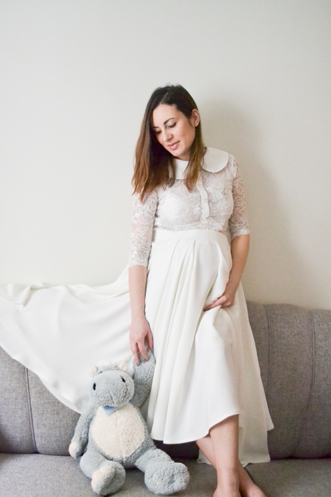 Portret u beloj haljini — bočni pogled sa stomakom