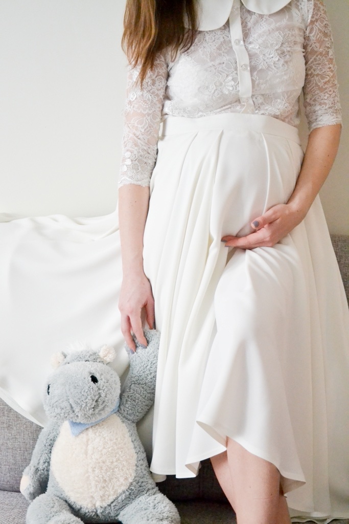 Detalj haljine — čipka i dugmad krupni plan