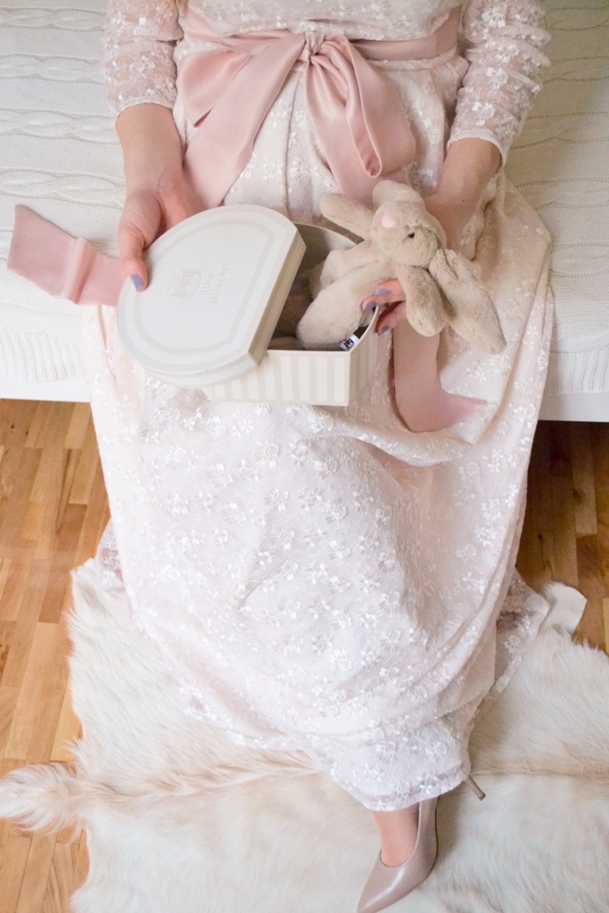 Ruke na stomaku — detalj materinstva