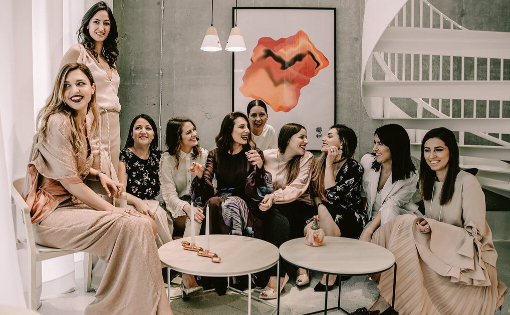 Detalji dekoracije sa bakarnim priborom