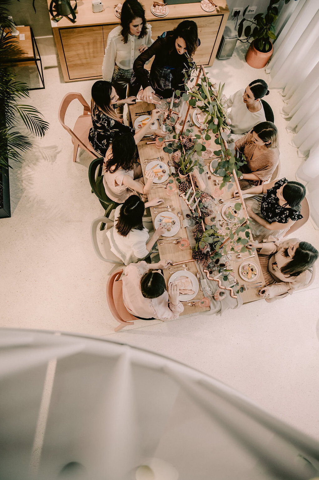 Milica radi na dekoraciji