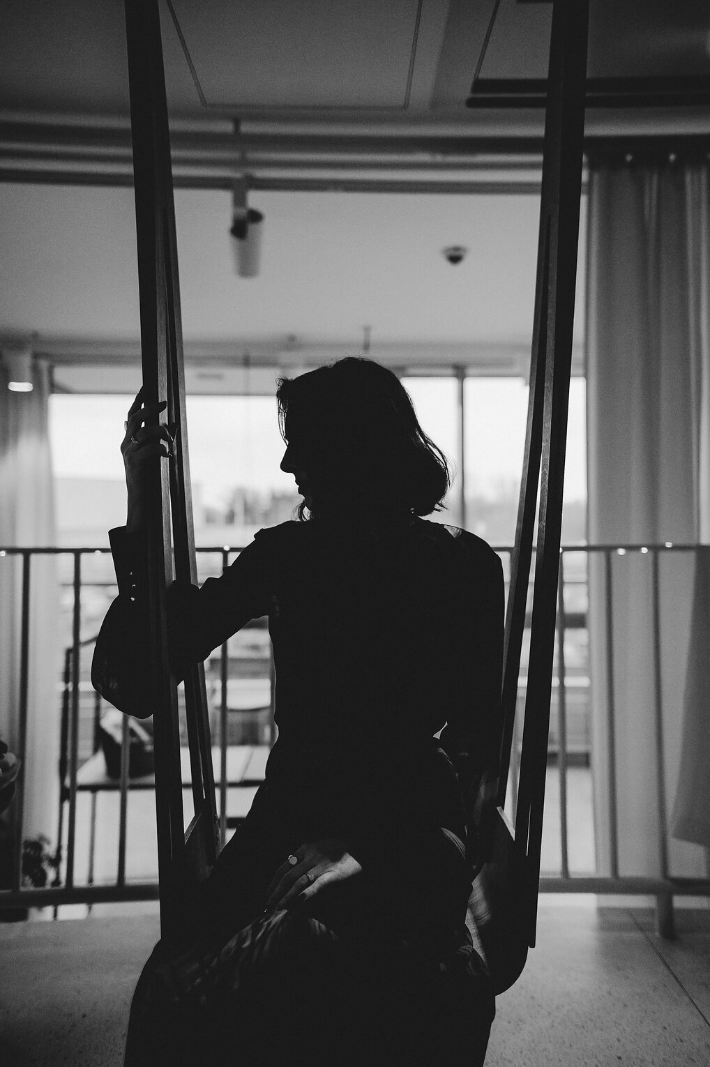 Silueta na ljuljaški — osnivačica u kontemplaciji