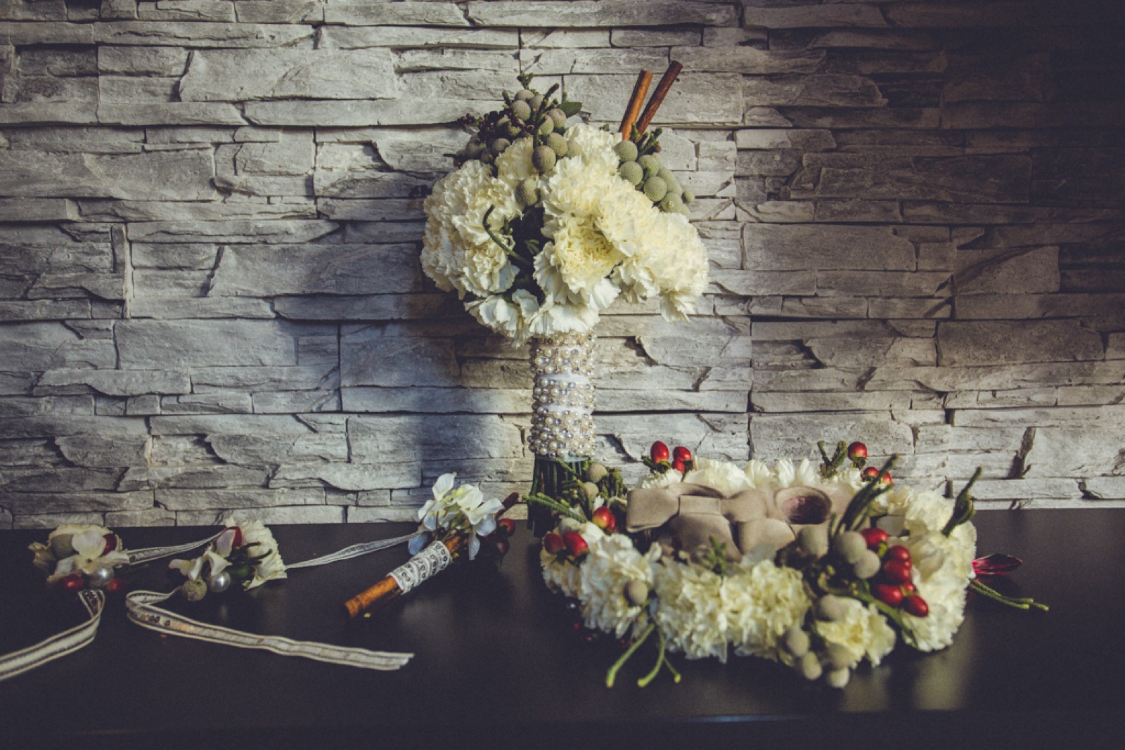 Dekoracija stola na snegu sa svećama