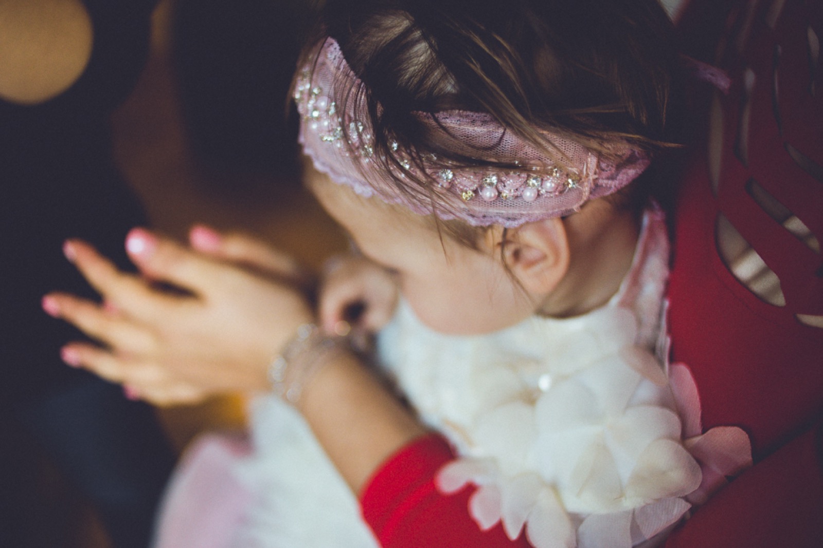 Zimska dekoracija i cveće na stolu