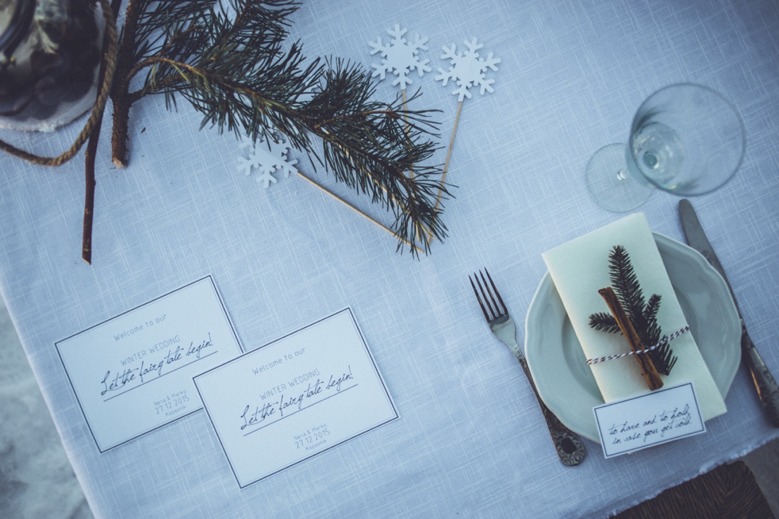 Beli cvetovi i sveće na snegu