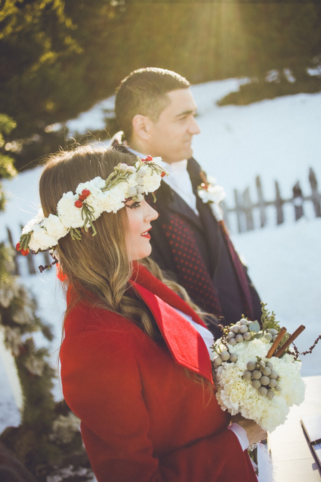Mlada i mladoženja u zagrljaju na snegu
