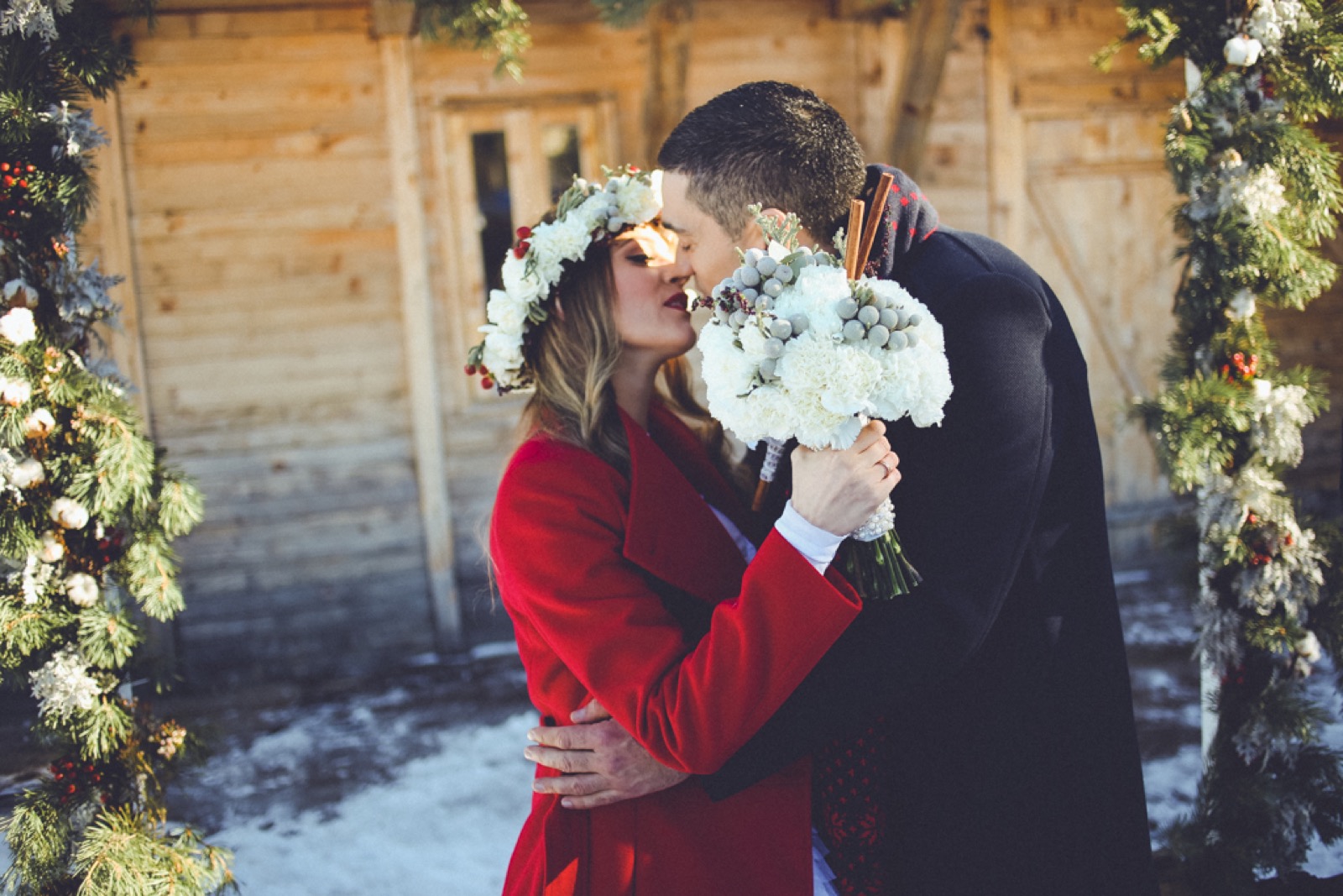 Detalj venčanog stola sa cvetnim aranžmanom