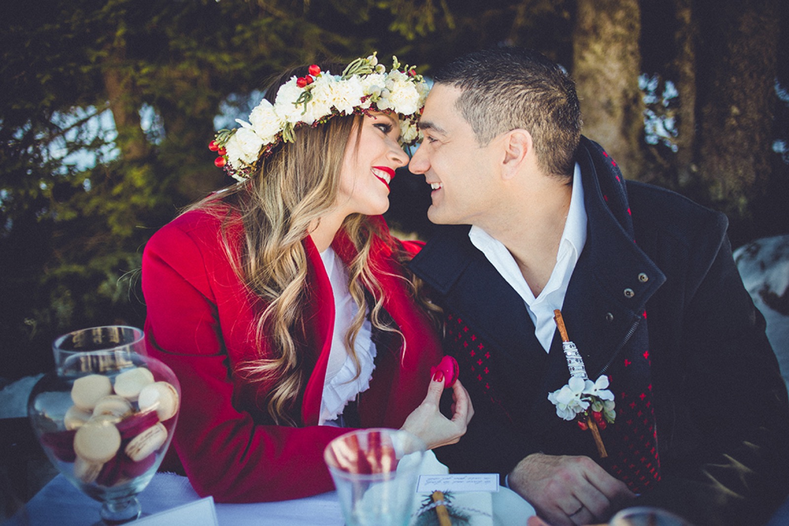 Detalji zimskog venčanog stola na snegu