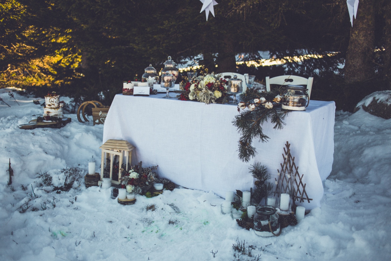 Cvetni aranžman na stolu u snežnom ambijentu