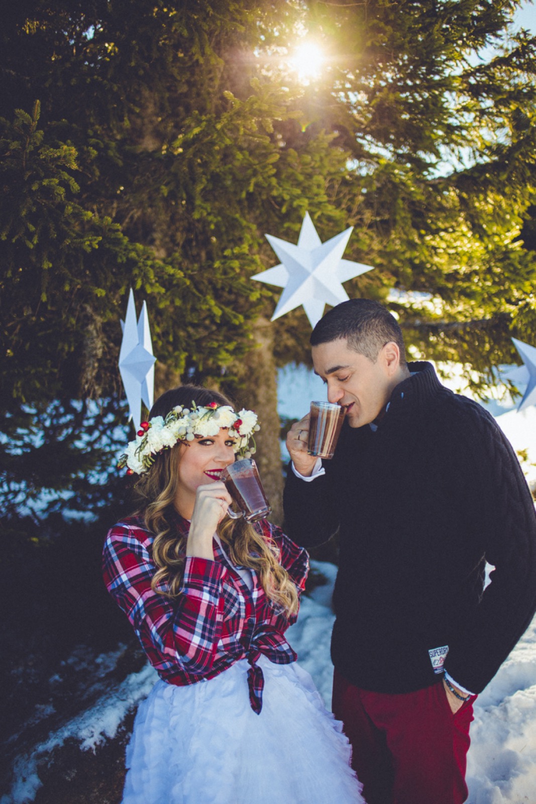 Papirne zvezde vise iznad venčanog stola