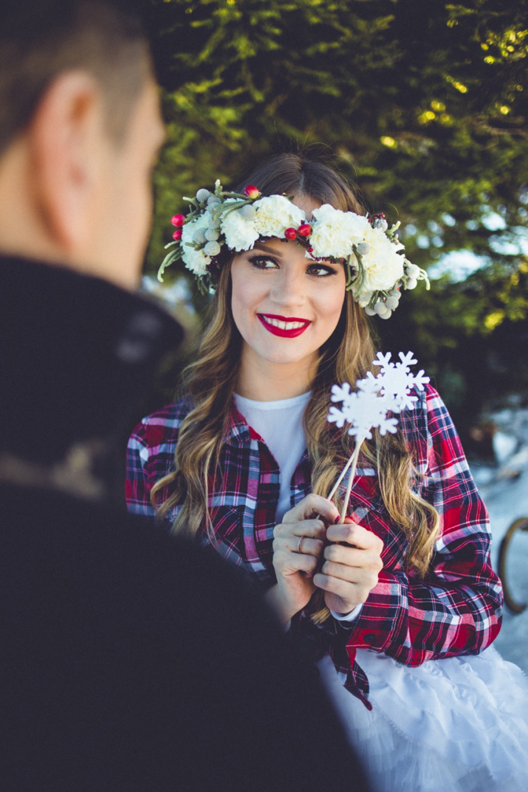 Nena pozira u kariranoj košulji i tutuu na snegu