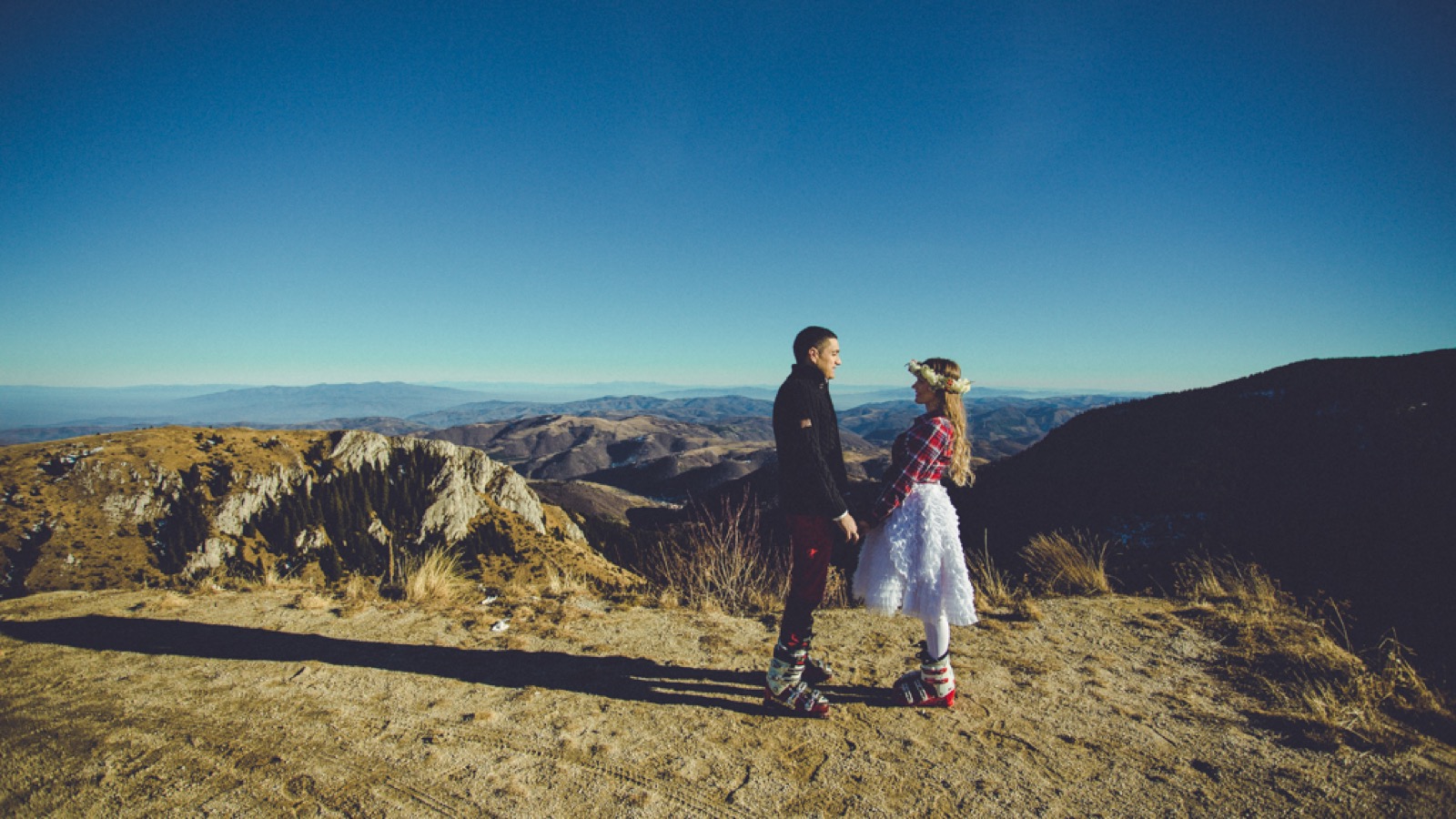 Par šeta kroz snežnu šumu borova