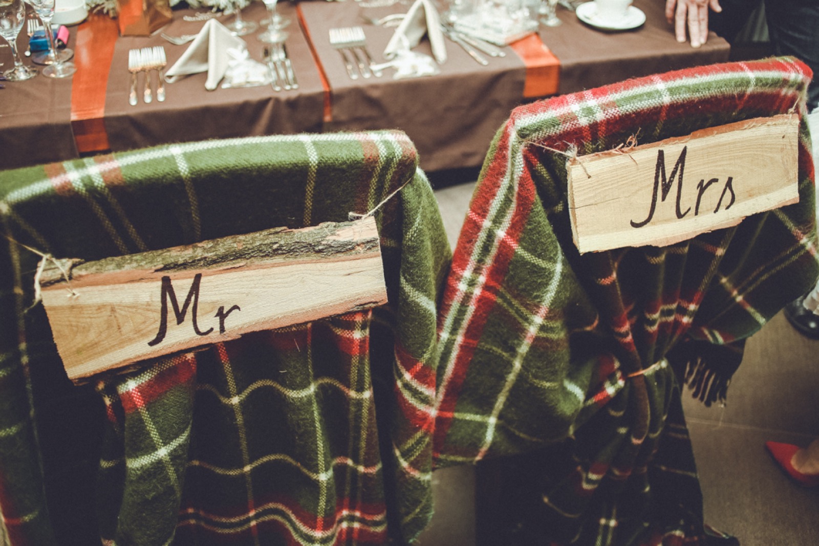Mr & Mrs tablice na stolicama sa kariranim ćebadima