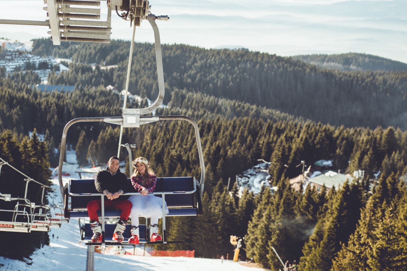 Par na kraju venčanja u zimskom ambijentu