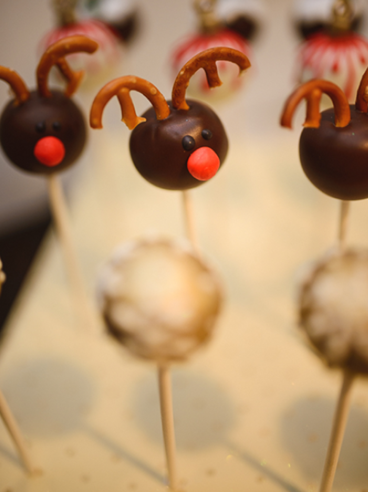 Jelka ukrašena crvenim i zlatnim kuglicama