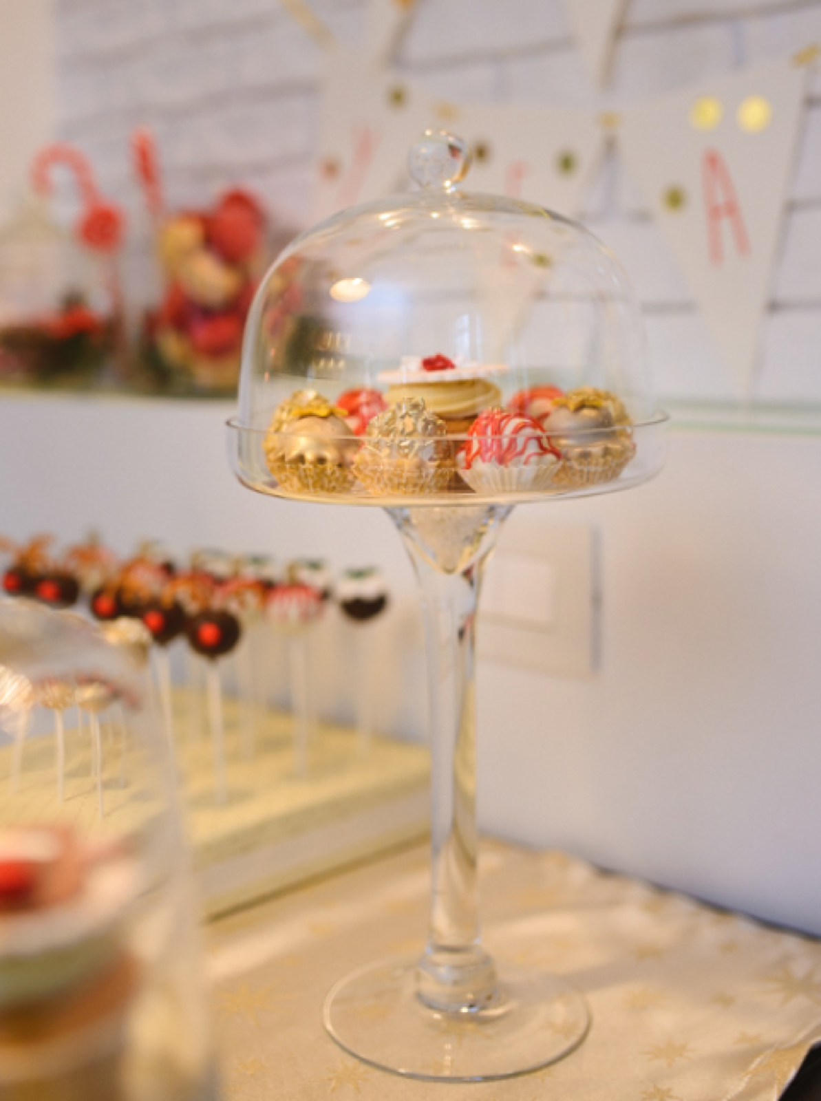 Praznicni ukrasi na prozoru