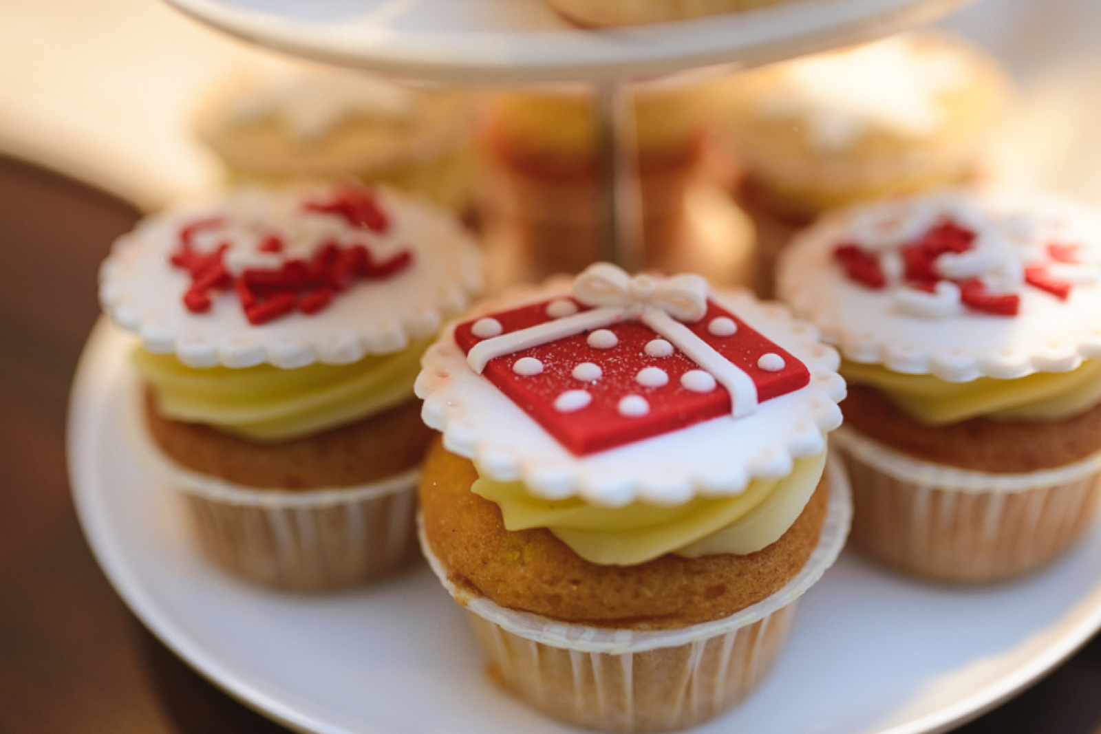 Detalji slatkog stola sa kolačićima i dekoracijom