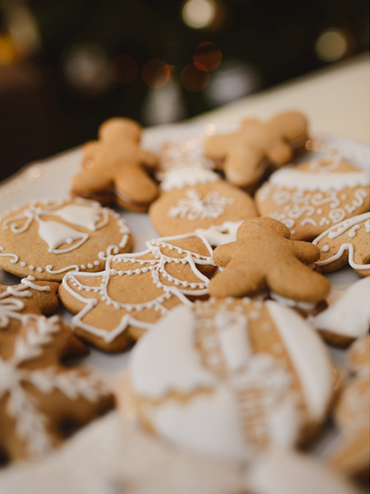 Beli baloni sa zlatnim srcima i zvezdama