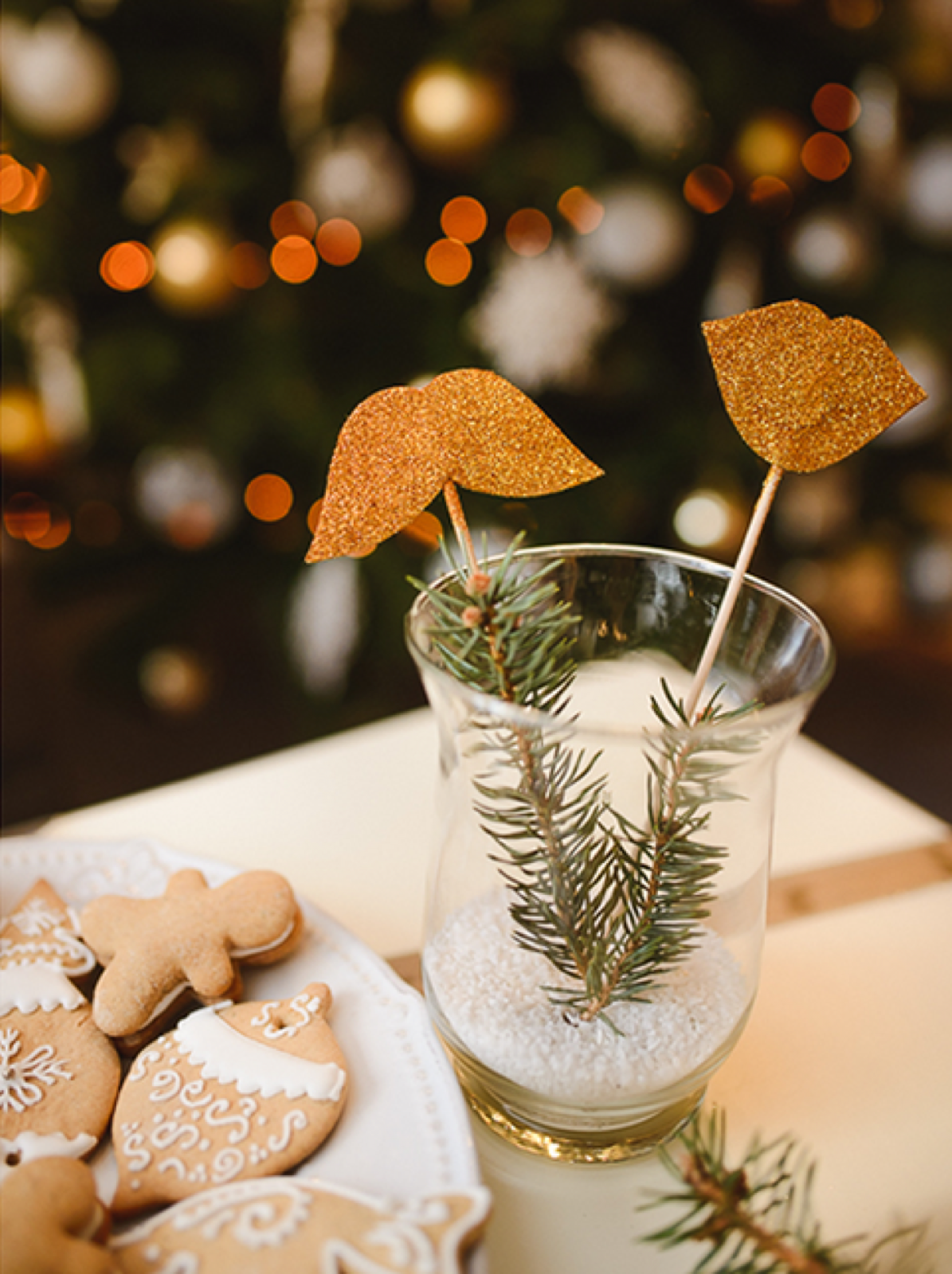 Crveni baloni i zlatni ukrasi u dečijoj sobi