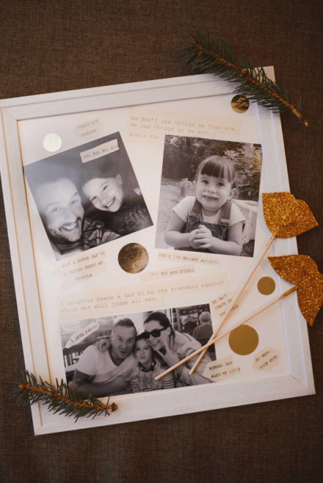 Stolna dekoracija sa svećama, kuglicama i zlatnim granama