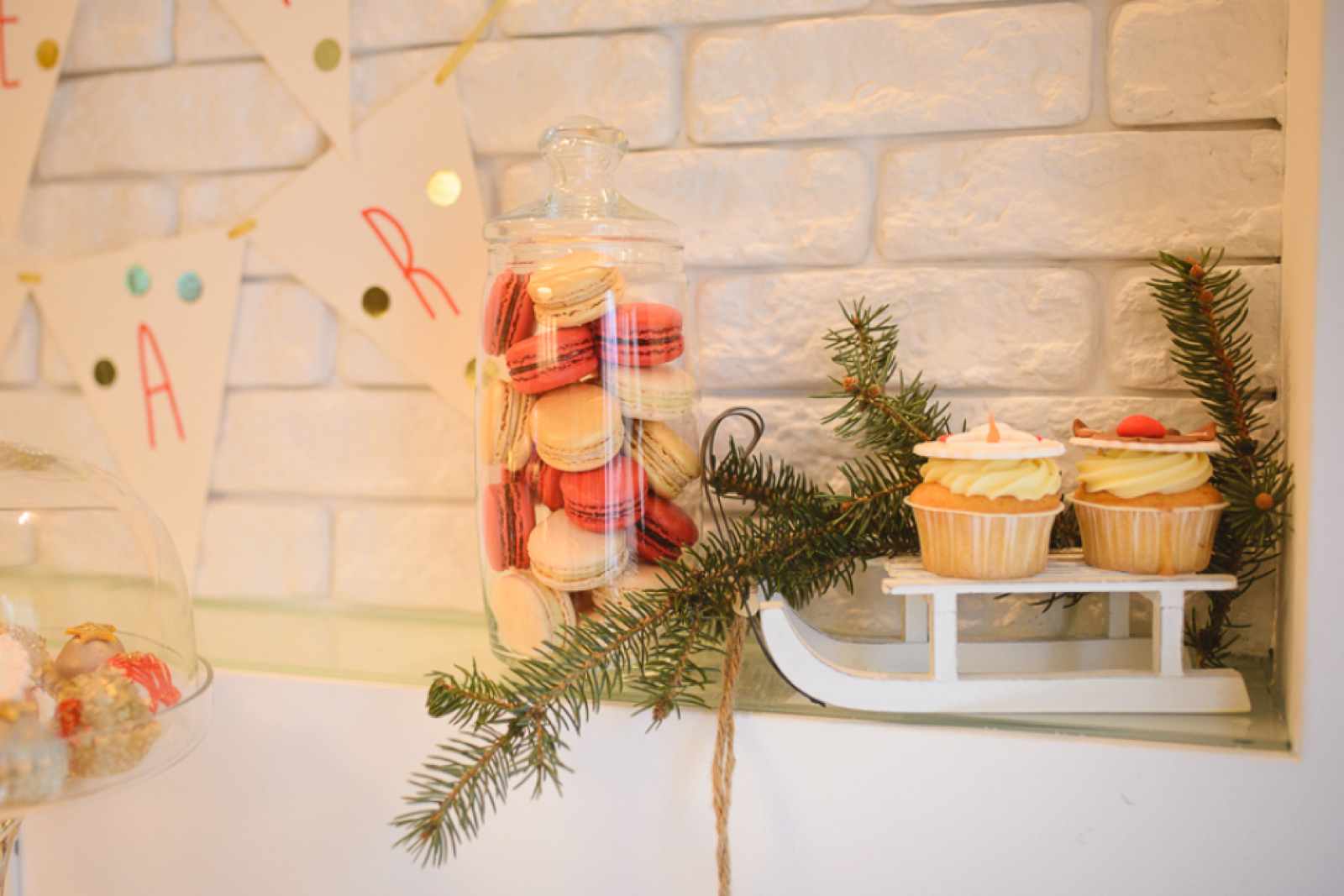 Praznicno ukrašen hodnik stana — crvene trake i zlatni ukrasi