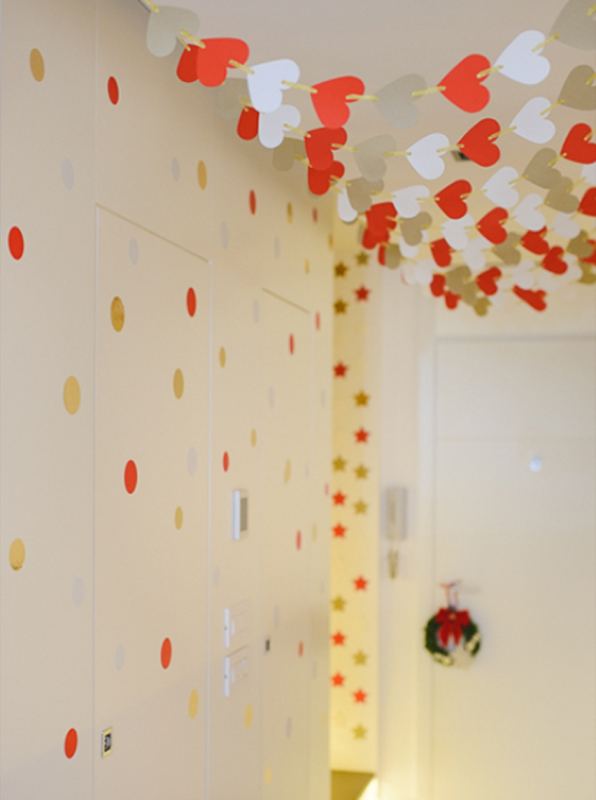 Crvena i bela dekoracija na polici sa fotografijama