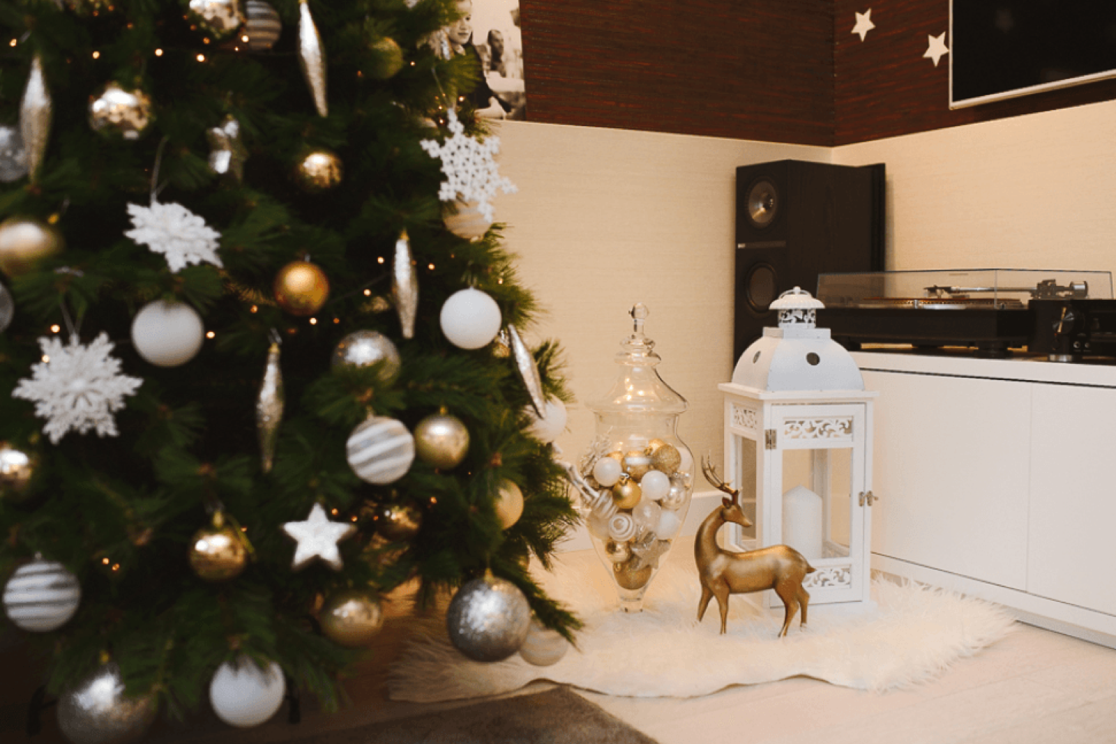 Praznicna atmosfera dnevnog boravka — zlatno svetlo i crvene tufnice