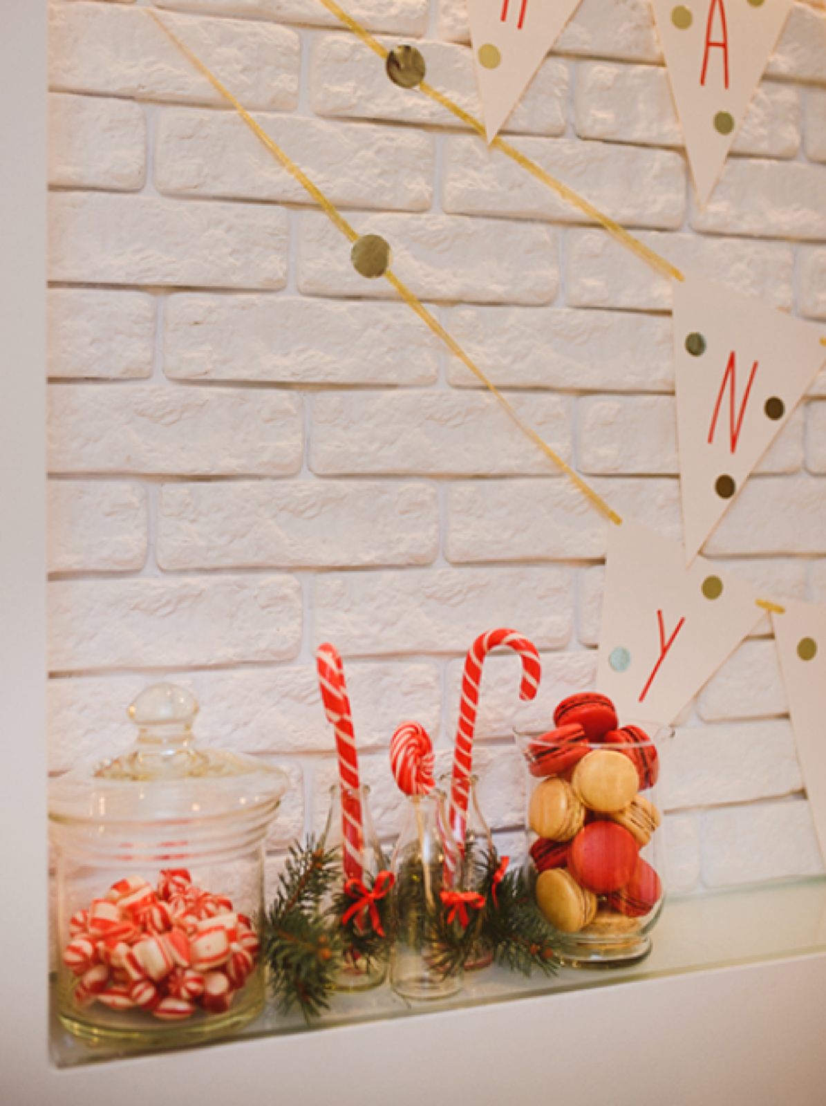 Detalji jelke — crvene i zlatne kuglice, zvezdice