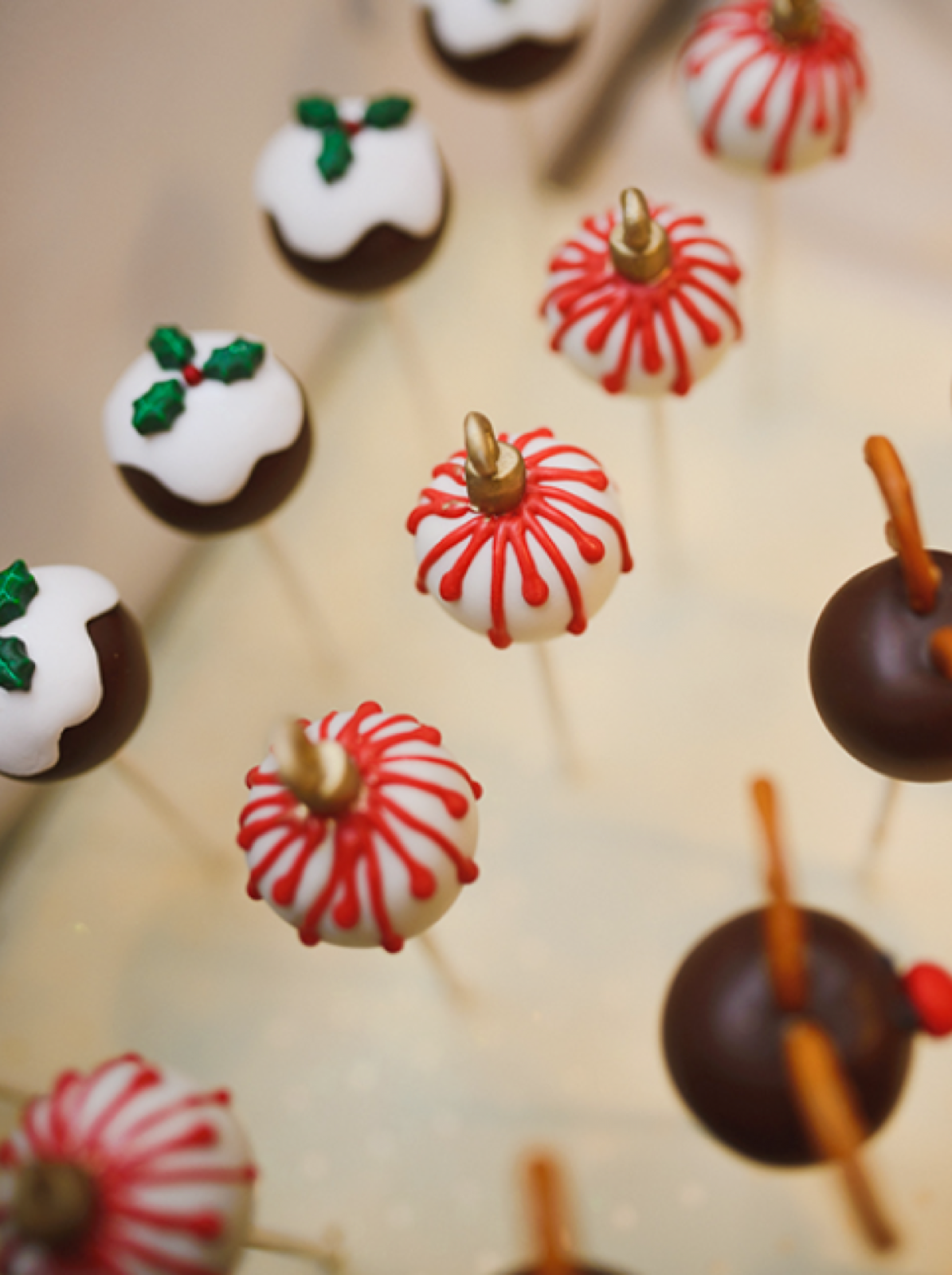 Zlatne grane u vazi sa crvenim tufnicama