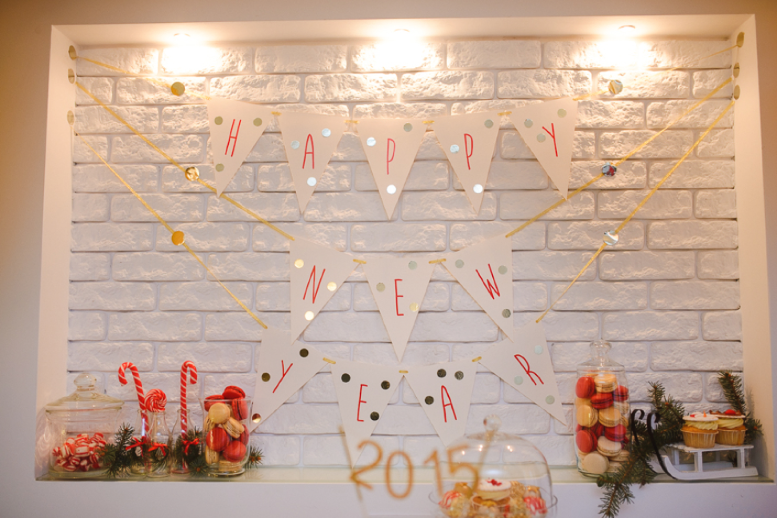 Rukom pravljeni ukrasi od šljokica i kartona