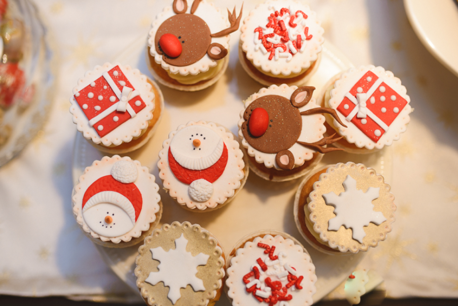 Slatki detalji — kolačići u obliku srca sa šećernom glazurom