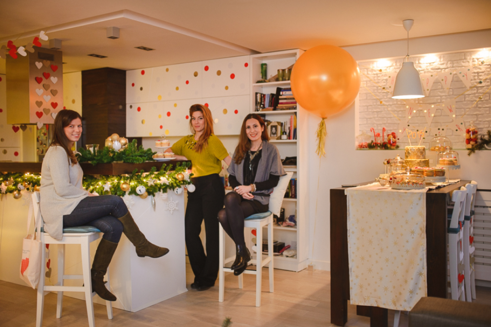 Finalni pogled na praznicno ukrašen dnevni boravak