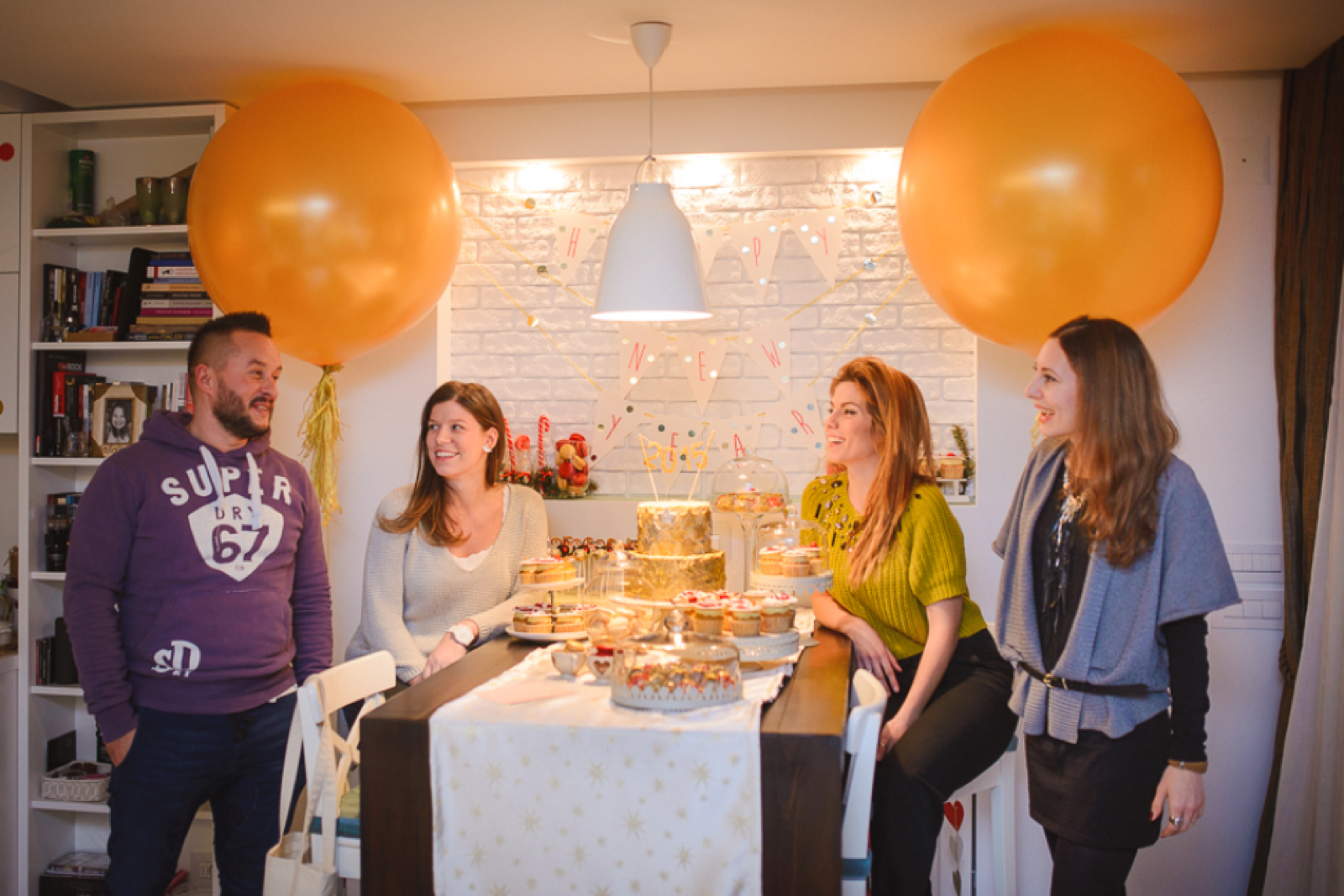 Završni kadar — ukrašen stan, svetleća jelka, praznicna magija ostaje