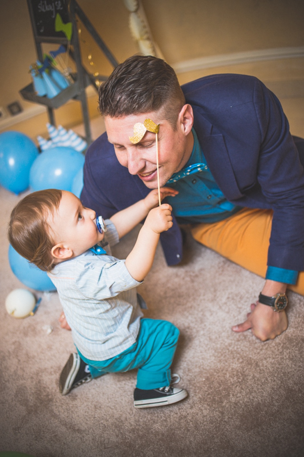 Zlatni brkovi i mašne za foto-binu