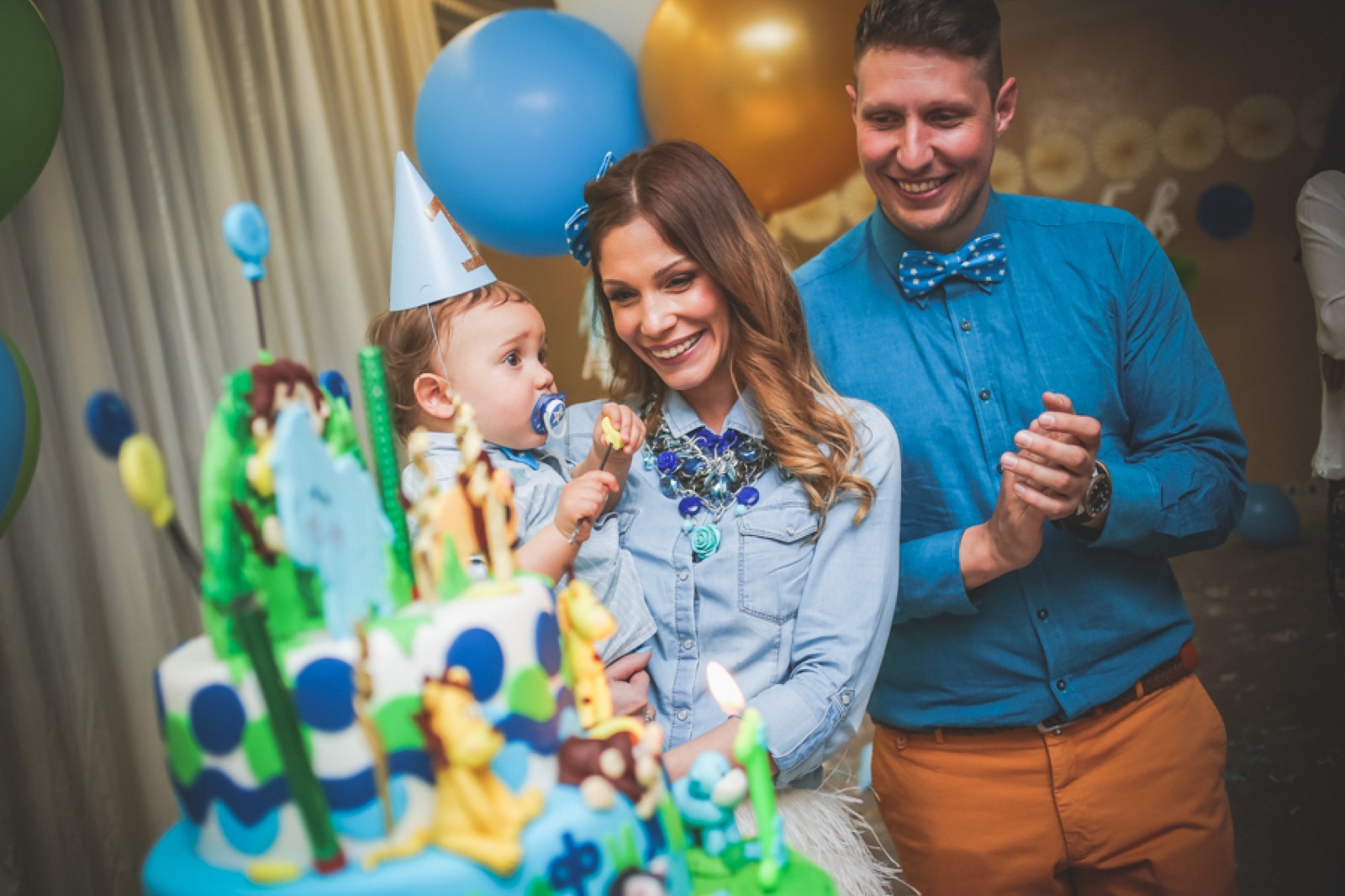 Svi gledaju Filipa kako duva svećice