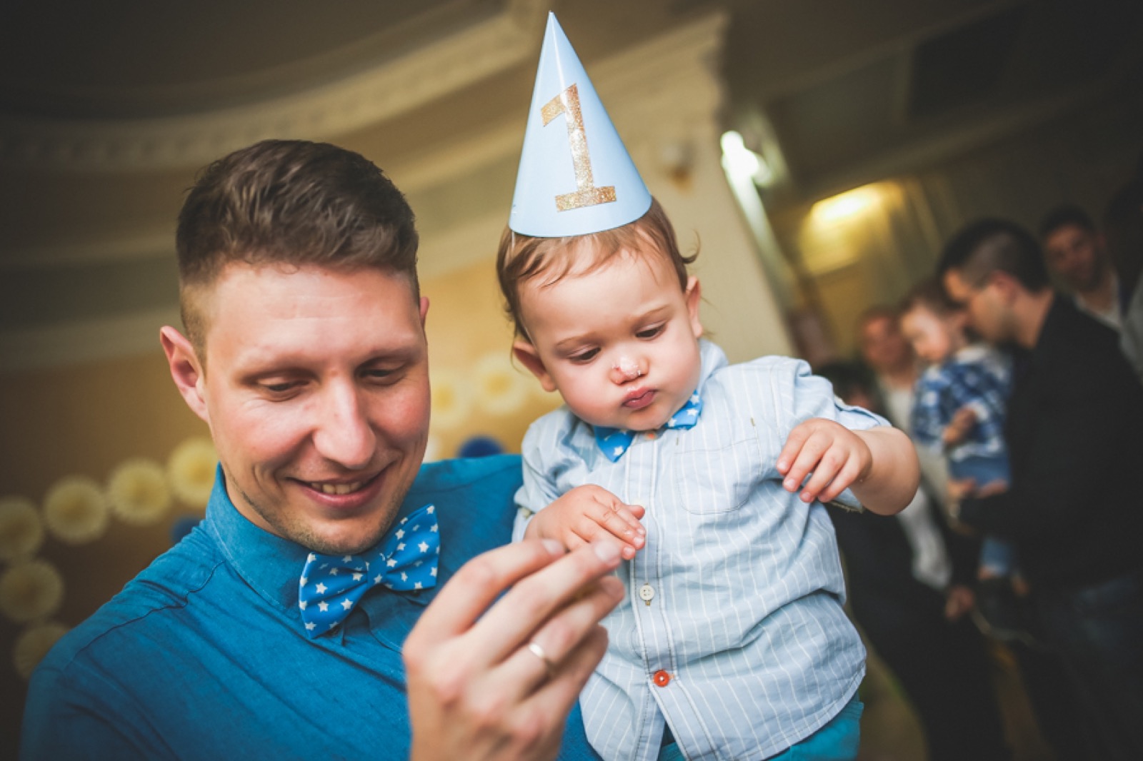 Filip gleda mamu i tatu