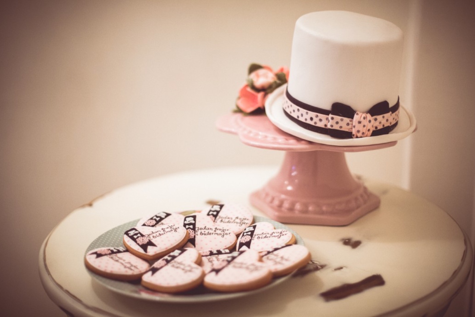 Detalji roze dekoracije i leptir-mašni na stolu za proslavu