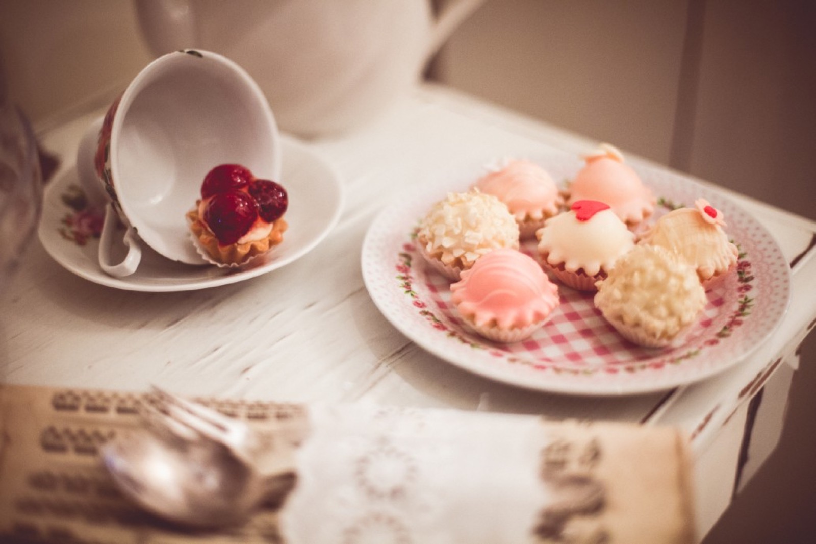 Detalj stola — čajnik, šoljice i vintage dekoracija